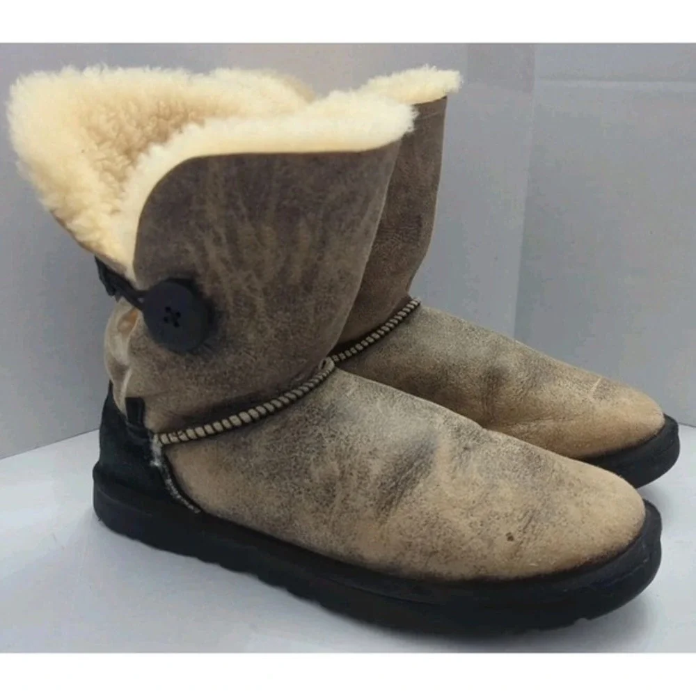 UGG Australia Bailey Button Genuine Sheepskin Bomber Boots 5838 Womens US Size 9